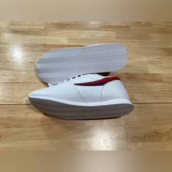 Fila sneakers in size 8 1/2. White in color. NWT. Brand new & never worn - Picture 3 of 4